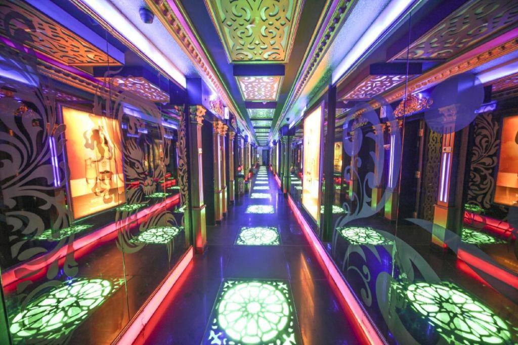 New Hollywood Hotel Pekanbaru Kültér fotó
