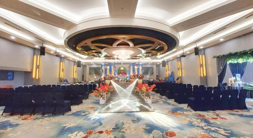 New Hollywood Hotel Pekanbaru Kültér fotó