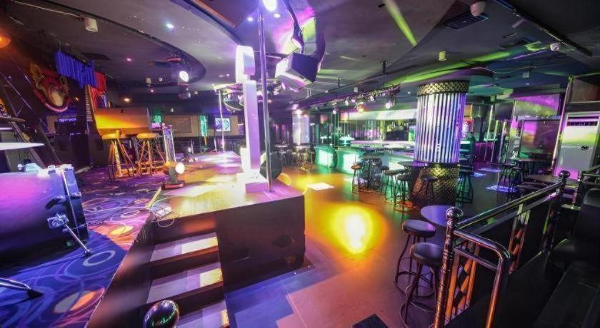 New Hollywood Hotel Pekanbaru Kültér fotó
