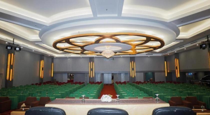 New Hollywood Hotel Pekanbaru Kültér fotó