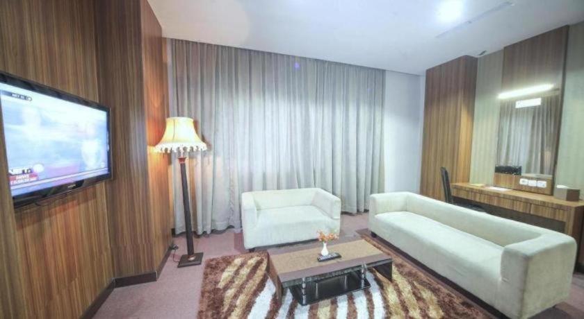 New Hollywood Hotel Pekanbaru Kültér fotó