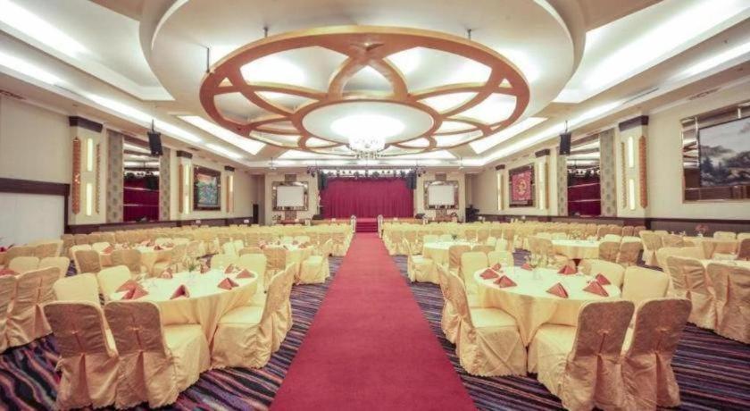 New Hollywood Hotel Pekanbaru Kültér fotó