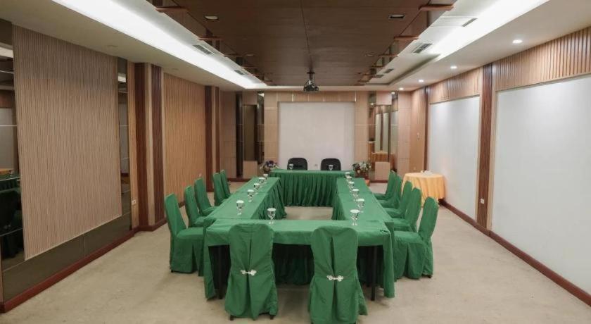 New Hollywood Hotel Pekanbaru Kültér fotó
